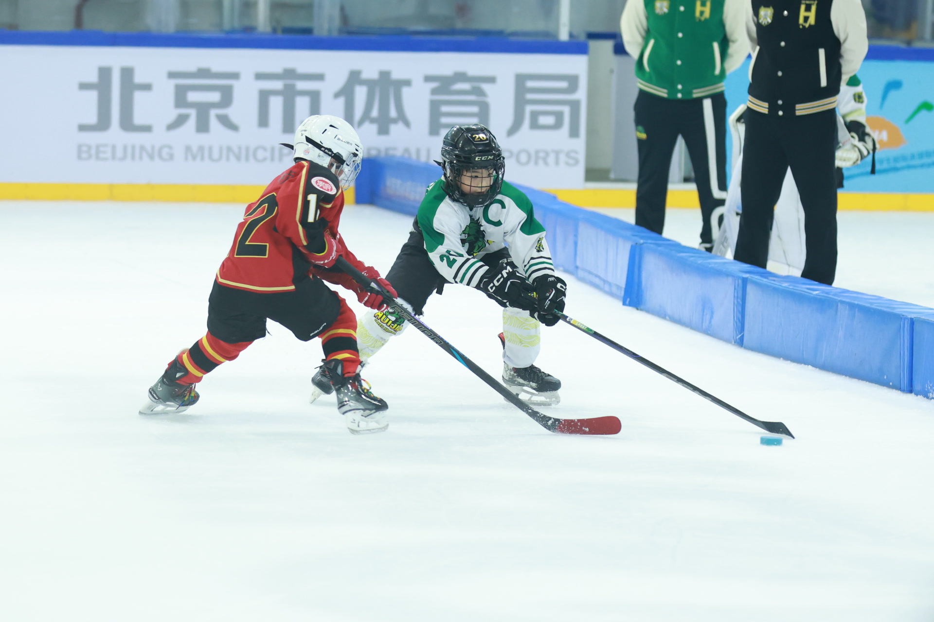 近千名冰球, 如今已代表 近千名冰球, 如今已代表