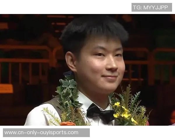 排面！赵心童拜访曼城受热捧 5万人前秀世锦赛奖杯 获赠147号球衣